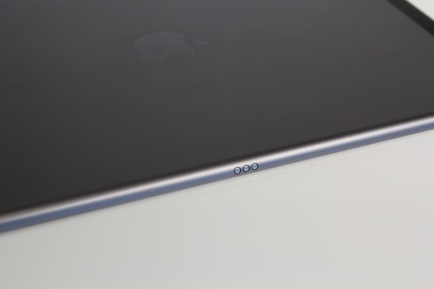 &Uuml;ber den Smart Connector kann das ebenfalls separat erh&auml;ltliche Smart Keyboard angeschlossen werden. Die Tastatur lag uns leider noch nicht zum Testen vor. (Bild: Tobias K&ouml;ltzsch/Golem.de)