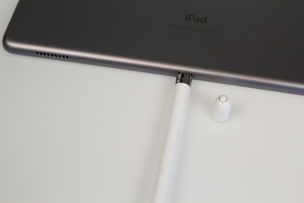 Geladen wird der Pencil &uuml;ber den eingebauten Lightning-Stecker. (Bild: Tobias K&ouml;ltzsch/Golem.de)