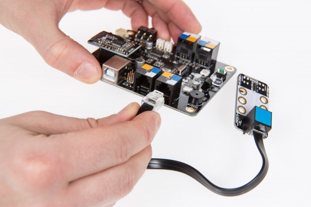 Erweiterungsmodule werden per Kabel angesteckt. (Foto: Martin Wolf/Golem.de)