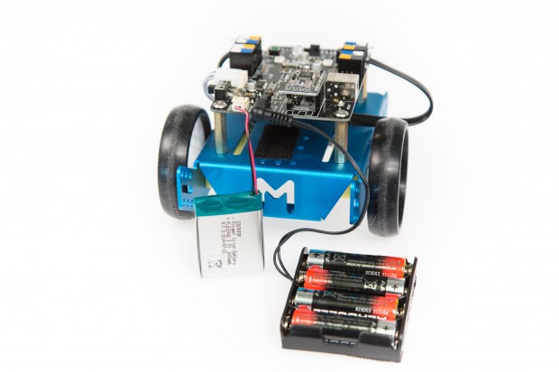 Die Stromversorgung erfolgt entweder per Batteriepack oder per LiPo-Akku. (Foto: Martin Wolf/Golem.de)