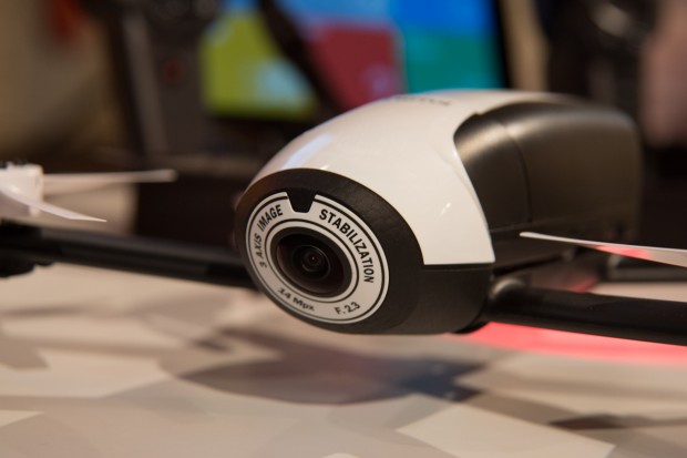 Die Kamera ist nach wie vor starr eingebaut. Kameraschwenks werden mit Hilfe des Fischaugenobjektivs und einem gro&szlig;en Sensor realisiert. Die Kamera ist nach wie vor starr eingebaut. (Foto: Martin Wolf/Golem.de)