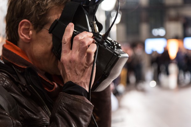 F&uuml;r l&auml;ngere Filmaufnahmen lohnt sich ein FPV-Headset. (Foto: Martin Wolf/Golem.de)