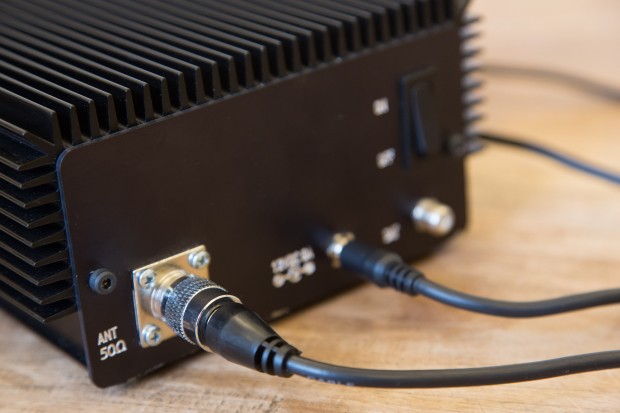 Hinten werden Antennen mit einem Widerstand von bis zu 50 Ohm angeschlossen, außerdem gibt es einen Input für ein Satellitensignal. (Bild: Martin Wolf/Golem.de)