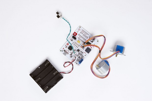 Die Elektronik des Roboters basiert auf einem Arduino Uno und läßt sich auch so verwenden. (Foto: Primo Toys)