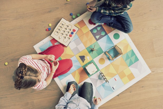 Teil des Sets ist auch ein Spielplan, Holzzäune und ein Haus. (Foto: Primo Toys)