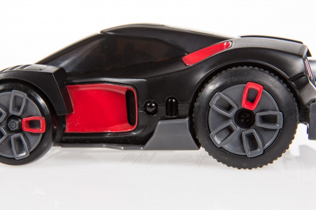 Die Autos erkennen sich &uuml;ber Infrarotsender und -empf&auml;nger an allen Seiten. (Foto: Martin Wolf/Golem.de)