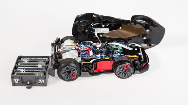 Nachdem ein paar Schrauben gel&ouml;st wurde, l&auml;sst sich das Auto leicht auseinandernehmen. (Foto: Martin Wolf/Golem.de)