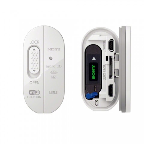 Der Akku lässt sich leicht wechseln, der Micro-SD-Kartenslot kann für Verwirrung sorgen. (Bild: Sony)