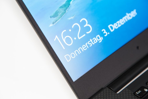 Das Infinity-Display weist links und rechts einen sehr dünnen Rahmen auf. (Bild: Martin Wolf/Golem.de)