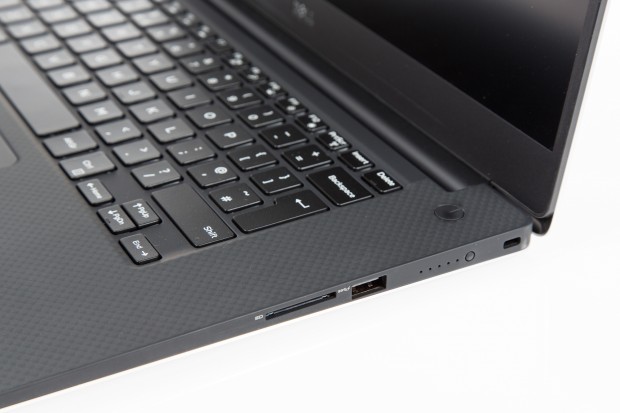 Kensington-Schloss-Öse, Akku-LED-Anzeige, USB-3.0-A und SD-Kartenleser (Bild: Martin Wolf/Golem.de)