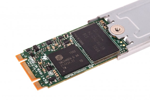 Darauf sind zwei Packages, DRAM-Cache ein Silicon-Motion-Controller verbaut. (Bild: Tobias Költzsch/Golem.de)