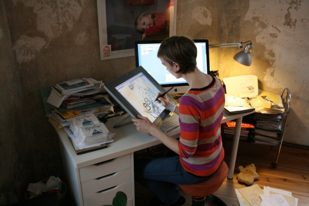 Blick auf den Arbeitsplatz von Myrtia Rockstroh, wo die handgezeichneten Hintergründe, Objekte und Figuren von KlangDings und künftigen DoDings-Apps entstehen. (Bild: DoDings)