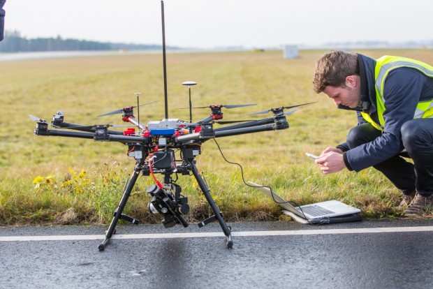 Ein Multicopter im Einsatz am Frankfurter Flughafen (Bild: oro-photography)