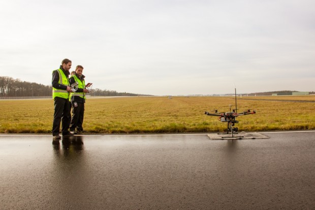 Ein Multicopter im Einsatz am Frankfurter Flughafen (Bild: oro-photography)