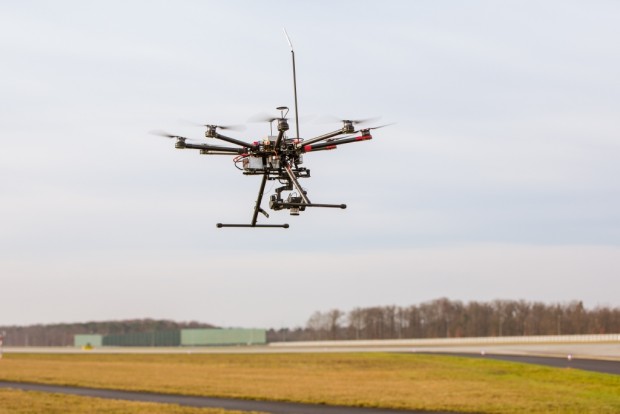 Ein Multicopter im Einsatz am Frankfurter Flughafen (Bild: oro-photography)