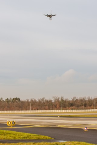 Ein Multicopter im Einsatz am Frankfurter Flughafen (Bild: oro-photography)