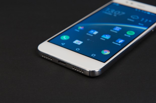 Das Smartphone hat einen Rahmen aus Metall. (Bild: Martin Wolf/Golem.de)