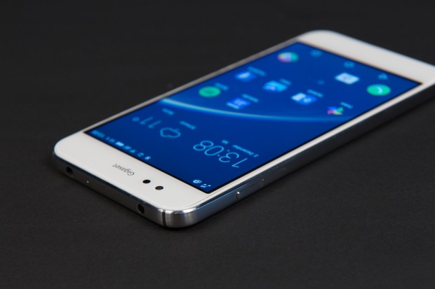 Die Vorderseite ist komplett geschlossen - eine Öffnung für den Telefonlautsprecher hat das Smartphone nicht. (Bild: Martin Wolf/Golem.de)