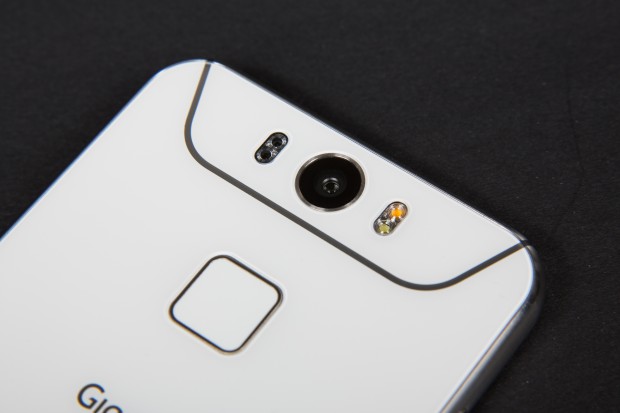 Die Kamera hat eine Auflösung von 16 Megapixeln, einen Dual-LED-Blitz und einen Phasenvergleichs-Autofokus. (Bild: Martin Wolf/Golem.de)