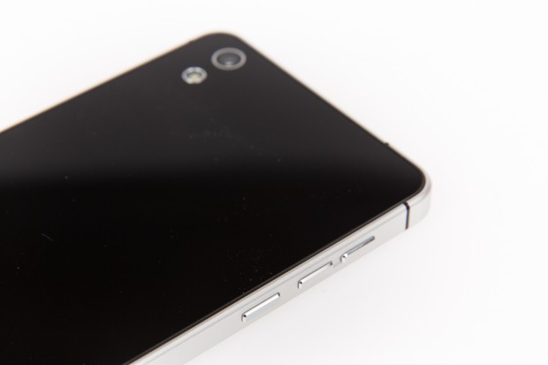 ... die Rückseite aus Glas. Die Hauptkamera hat 13 Megapixel und macht ordentliche Fotos. (Bild: Martin Wolf/Golem.de)