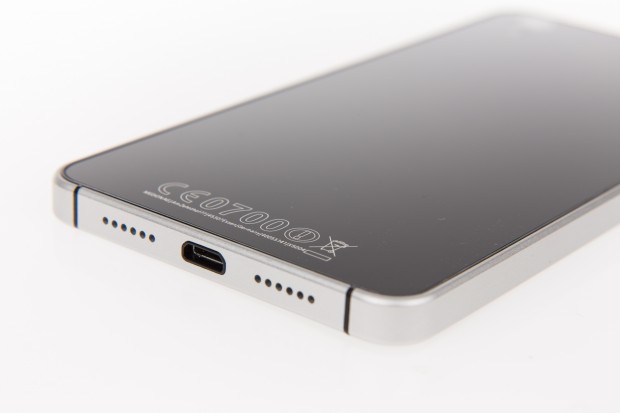 Geladen wird das Smartphone &uuml;ber eine Micro-USB-Buchse. (Bild: Martin Wolf/Golem.de)