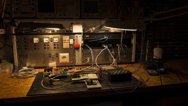 Zusammengebaut wurde die Elektronik im eigenen Labor. (Foto: Michael Wieczorek/Golem.de)