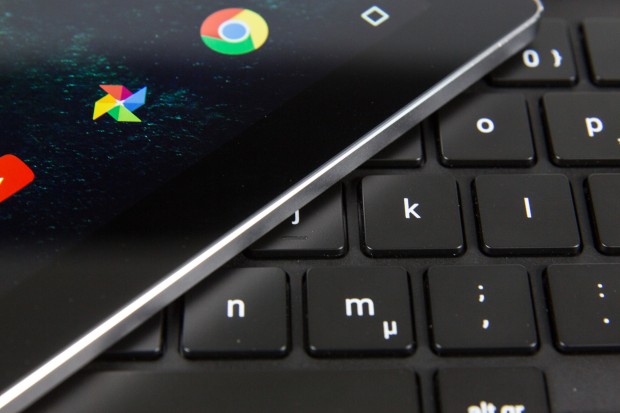 Geladen wird die Tastatur per Induktion über das Tablet. (Bild: Martin Wolf/Golem.de)