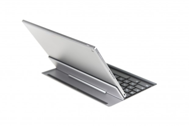 Die Tastatur wird über Magneten am Tablet befestigt. (Bild: Martin Wolf/Golem.de)