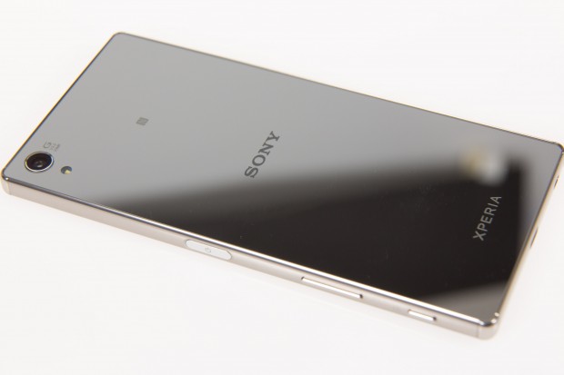 Die Rückseite ist ein Spiegel und zieht Fingerabdrücke geradezu magisch an. (Bild: Martin Wolf/Golem.de)