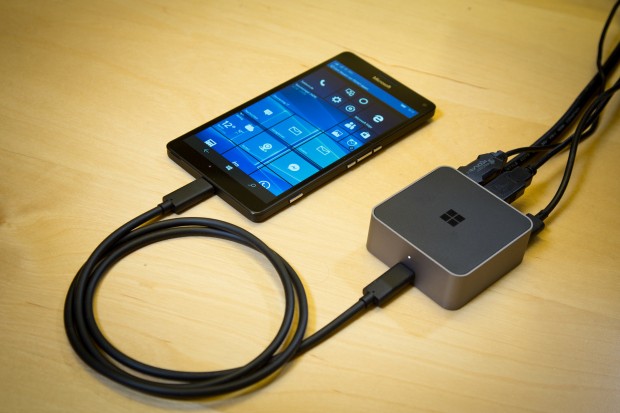 Microsofts Lumia 950 XL mit Display-Dock (Foto: Martin Wolf/Golem.de)