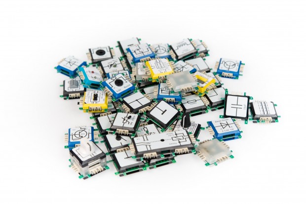 So kommt das System auf bislang über 400 verschieden Bausteine. Hier ist nur ein Bruchteil davon zu sehen. (Foto: Martin Wolf/Golem.de)