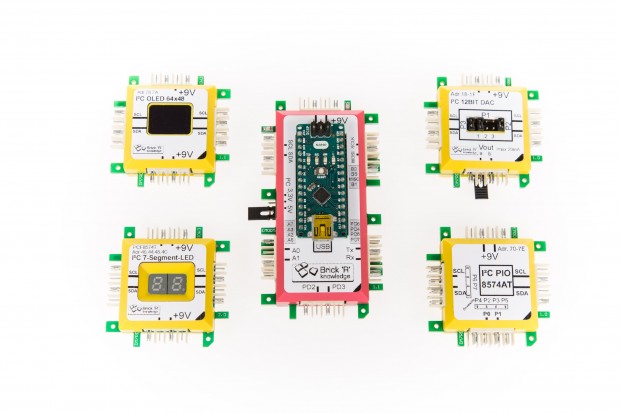 Im Gegensatz zu anderen Systemen wird auch die Mikro-Controller-Technik integriert. (Foto: Martin Wolf/Golem.de)