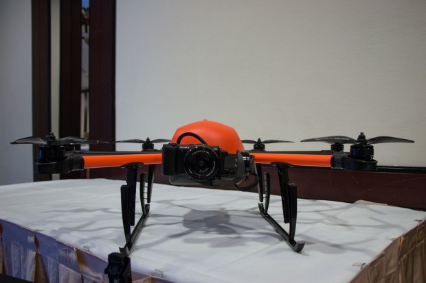 Die Drohne ist mit einer Systemkamera von Sony ausgestattet. (Foto: Werner Pluta/Golem.de)
