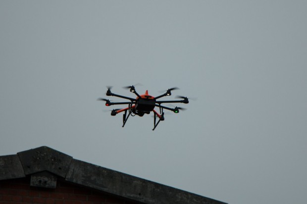 Der Octocopter fliegt auch bei relativ viel Wind noch stabil. (Foto: Werner Pluta/Golem.de)