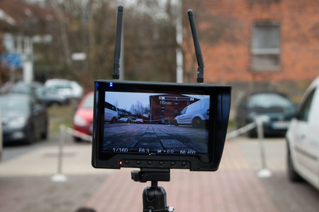 Die Drohne streamt Bilder auch auf einen weiteren Monitor. (Foto: Werner Pluta/Golem.de)