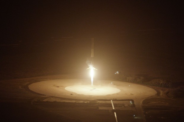 Der spannende Augenblick: Die Raketenstufe kurz vor dem Aufsetzen. Jetzt z&auml;hlt's! (Foto: SpaceX/CC0 1.0)