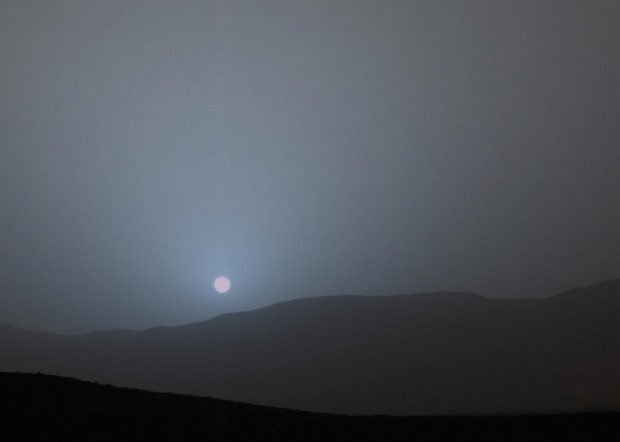 Aber nicht nur Hubble hat in diesem Jahr faszinierende Bilder geliefert: Curiosity etwa fotografierte diesen blauen Sonnenuntergang auf dem Mars. (Bild: Nasa/JPL-Caltech/MSSS)