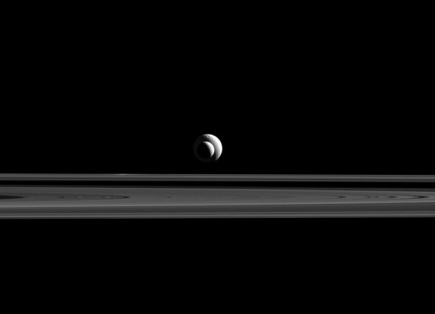 ... und von den Monden Enceladus und Tethys in einer Linie. (Bild: Nasa/JPL-Caltech/Space Science Institute)