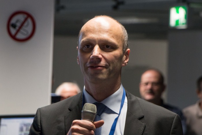 Institutsleiter Thomas Klinger fordert das Publikum auf, die letzten zehn Sekunden laut mitzuzählen (Foto: Werner Pluta/Golem.de)