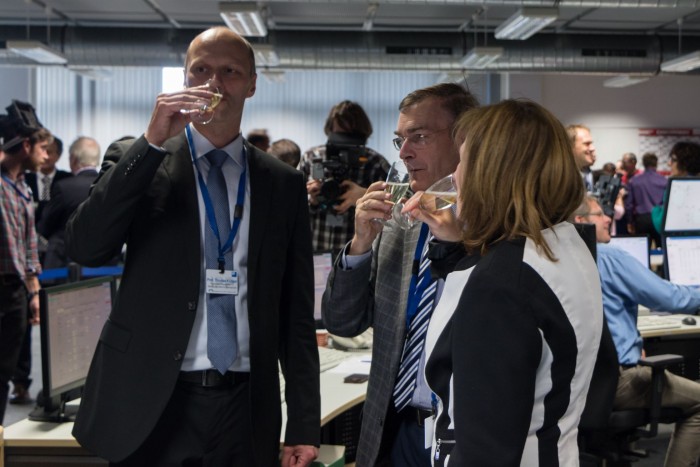 Auf den Erfolg darf angestoßen werden: Klinger, Betriebsdirektor Stefan Bosch und Sibylle Günter, die wissenschaftliche Direktorin (von links). (Foto: Werner Pluta/Golem.de)