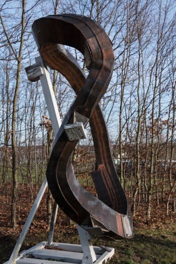 Die supraleitenden Magnete sind ohnehin im Außengefäß verborgen. Vor der Tür des Instituts steht ein Modell. (Foto: Werner Pluta/Golem.de)