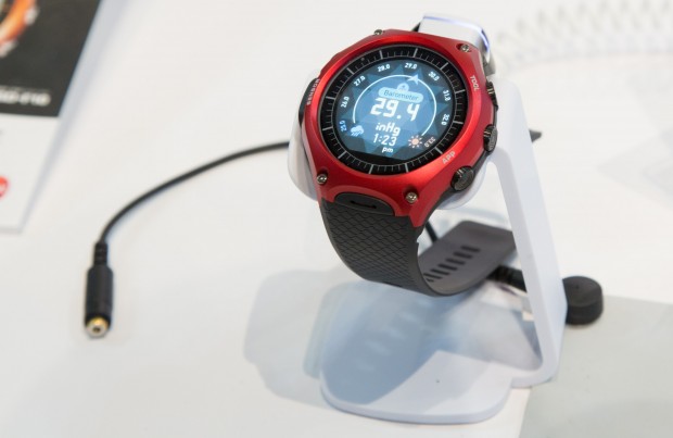 Die Uhr ist gegen Stöße geschützt und bis zu einer Tiefe von 50 Metern wasserdicht - entsprechend wuchtig ist sie. (Bild: Martin Wolf/Golem.de)