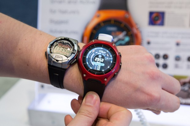 Zum Vergleich: Links eine Casio-Digitaluhr in normaler Größe, rechts die Smart Outdoor Watch. (Bild: Martin Wolf/Golem.de)