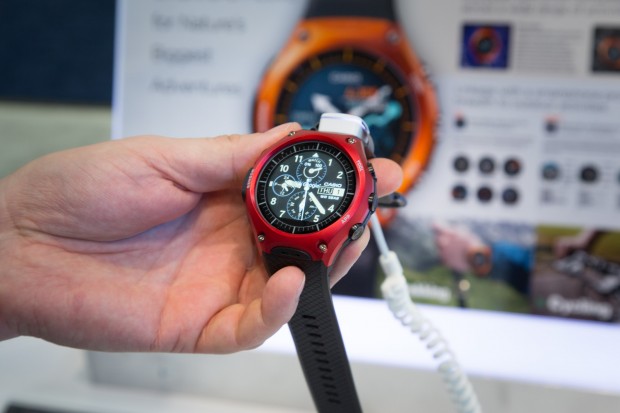 Wird die Smart Outdoor Watch vom Smartphone getrennt, schaltet das Display in einen monochromen Modus um. (Bild: Martin Wolf/Golem.de)