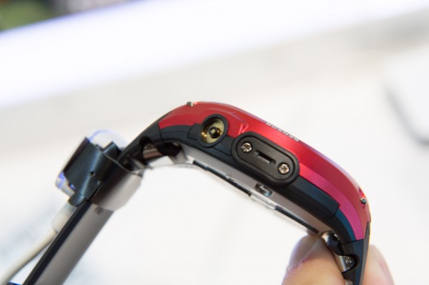 Der Luftdrucksensor am rechten Rand der Uhr (Bild: Martin Wolf/Golem.de)