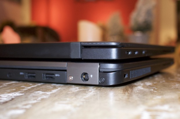 Den klassischen Netzteilanschluss hat nur das 12er-Gerät. Gut zu sehen: Der Platz wird knapp. Im Gelenk geht es gerade noch so. (Foto: Andreas Sebayang/Golem.de)