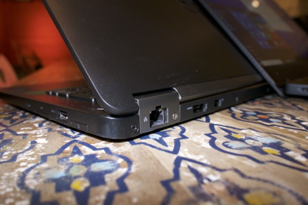 Das Latitude 12 bietet einen vollwertigen LAN-Anschluss. Auch hier wird das Displayscharnier genutzt. (Foto: Andreas Sebayang/Golem.de)