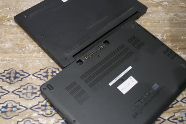 Es hat im Unterschied zum Latitude 13 (oben) auch einen robusten E-Dock-Port (unten). (Foto: Andreas Sebayang/Golem.de)