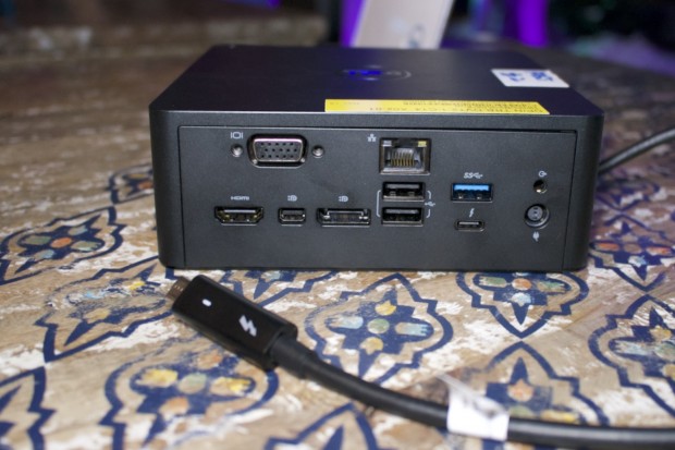 ... mit dem Volumen eines Mini-PCs, obwohl hier nur Anschlüsse via Thunderbolt weitergegeben werden. (Foto: Andreas Sebayang/Golem.de)