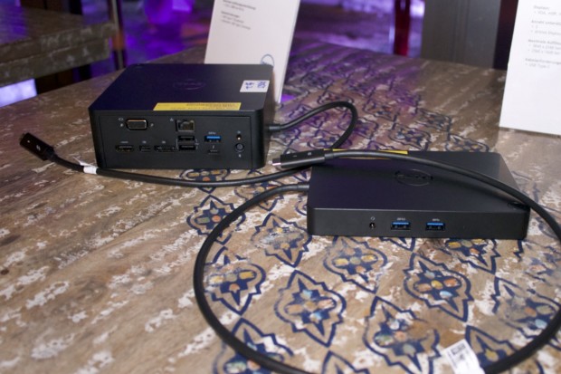 Die Docks sind teuer: 400 Euro für das Thunderbolt-Dock (l.) und 250 Euro für das Displayport-Dock (r). (Foto: Andreas Sebayang/Golem.de)